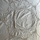 Nappe ronde en coton brodé