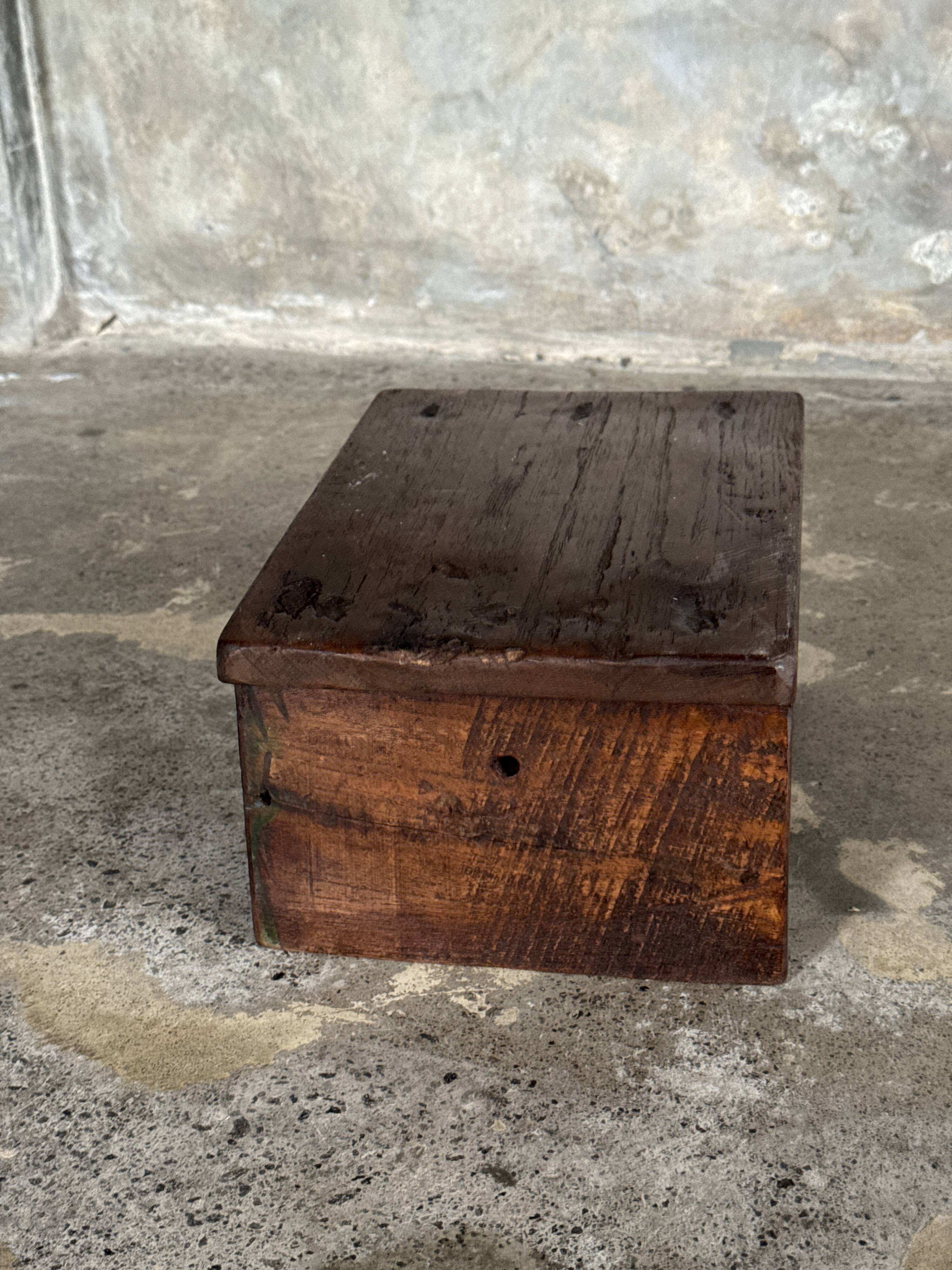 Small auxiliary stool in upcycled teak with traces of green chrome on the leg.