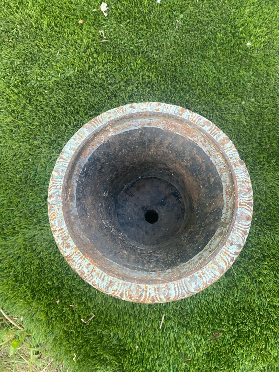 Large Medicis vase in white cast iron.