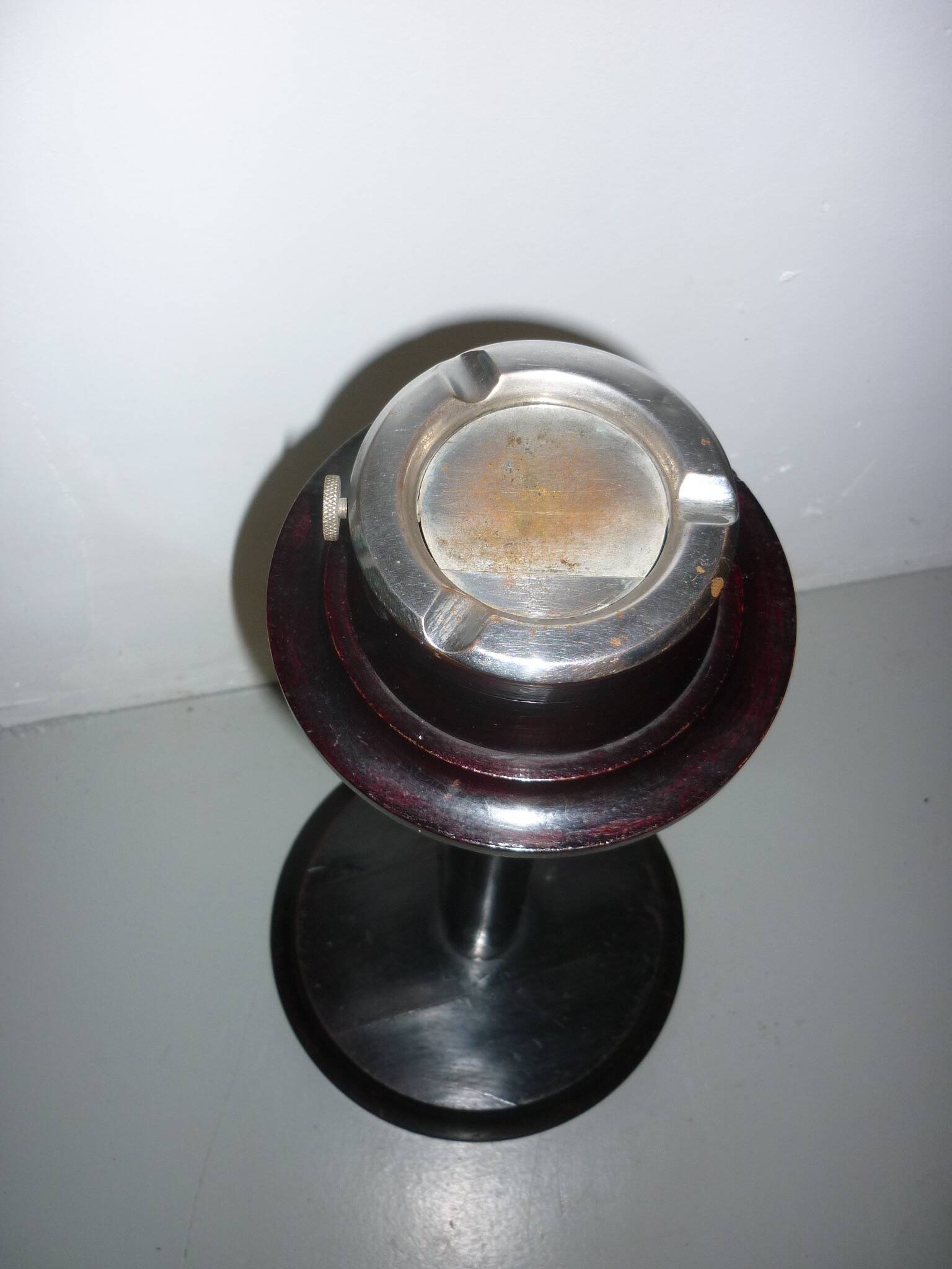 Cendrier en bois sur pied par-fumee