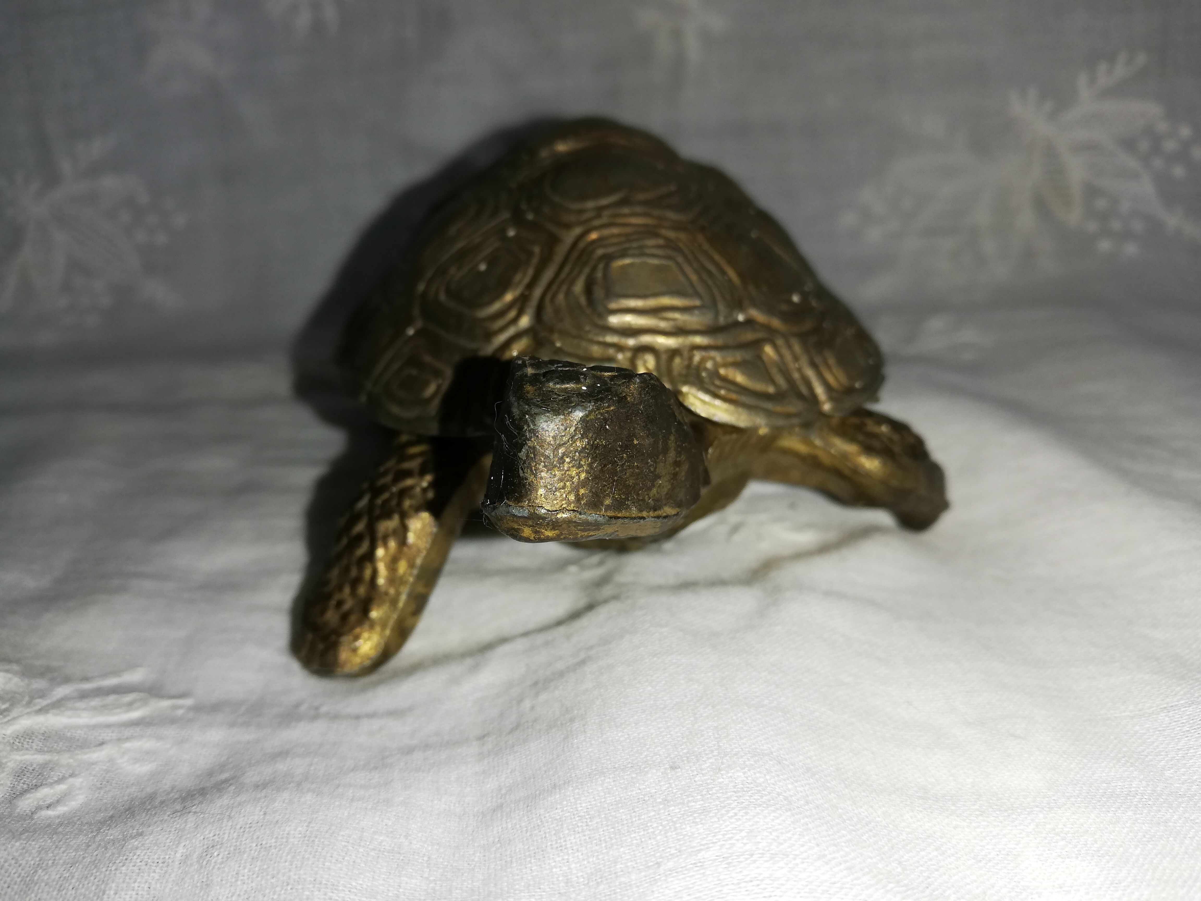 Golden metal turtle ashtray