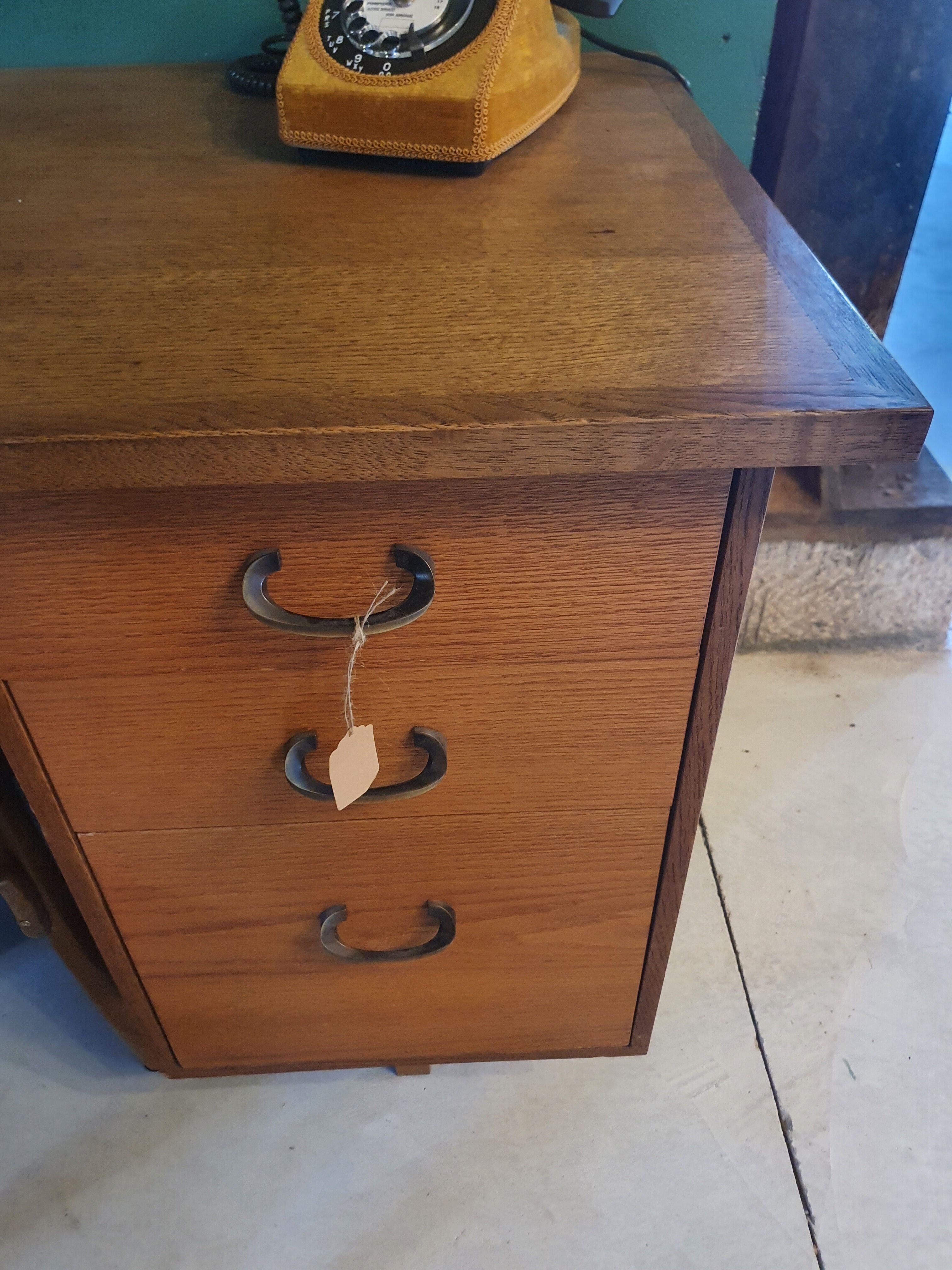 Bureau vintage à tiroirs