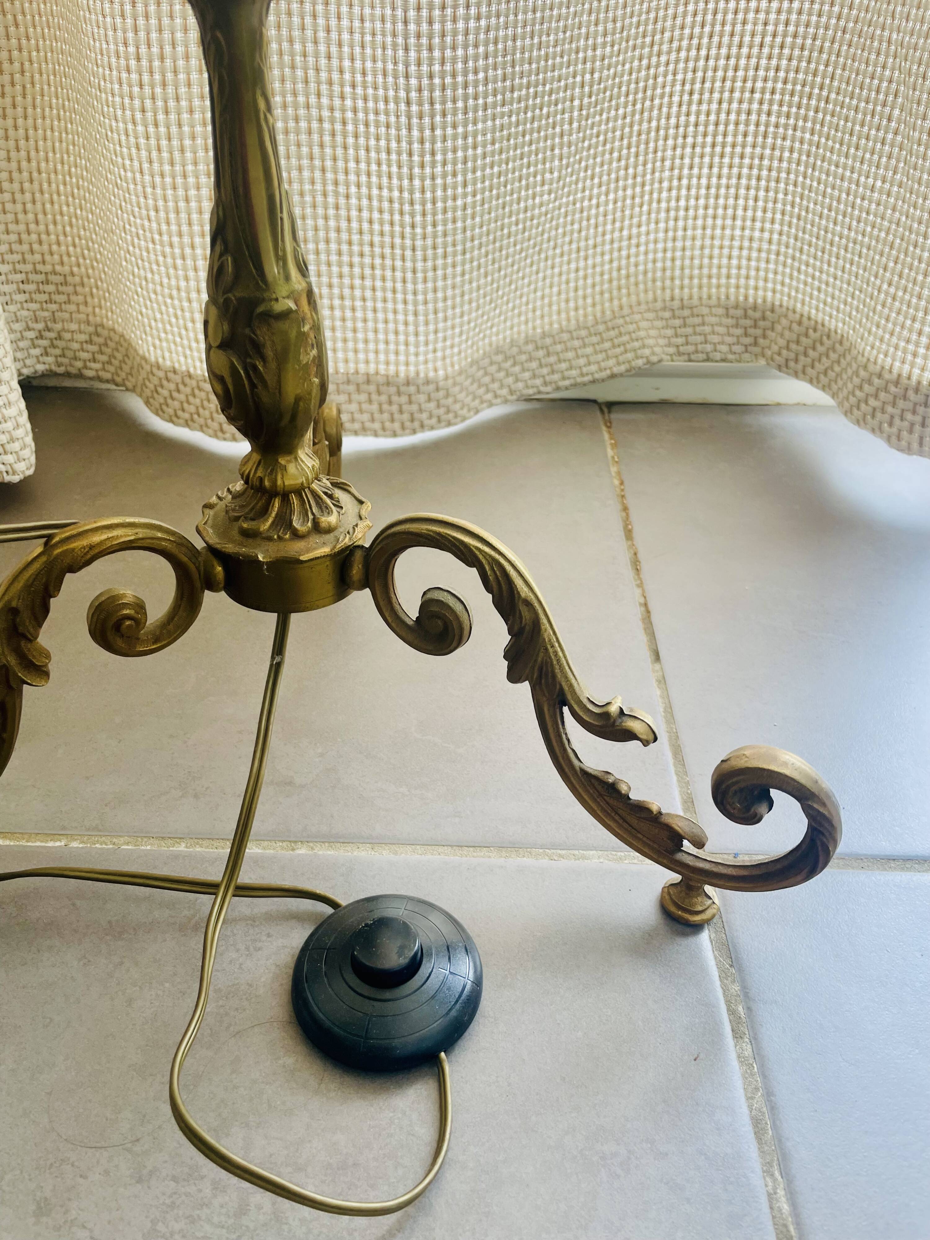 Floor lamp in gilded brass and round glass globe