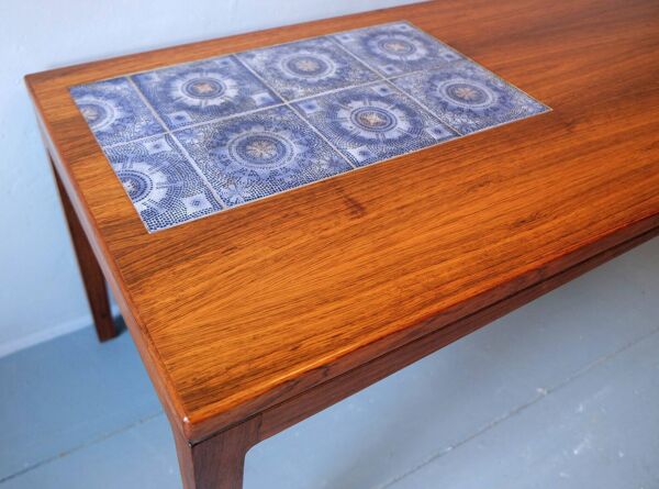Table basse danoise en palissandre et carreaux de céramique bleus, années 1960