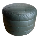 Pouf en cuir patchwork vert de Sède