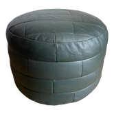 Pouf en cuir patchwork vert de Sède