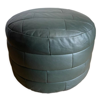 Pouf en cuir patchwork vert de Sède