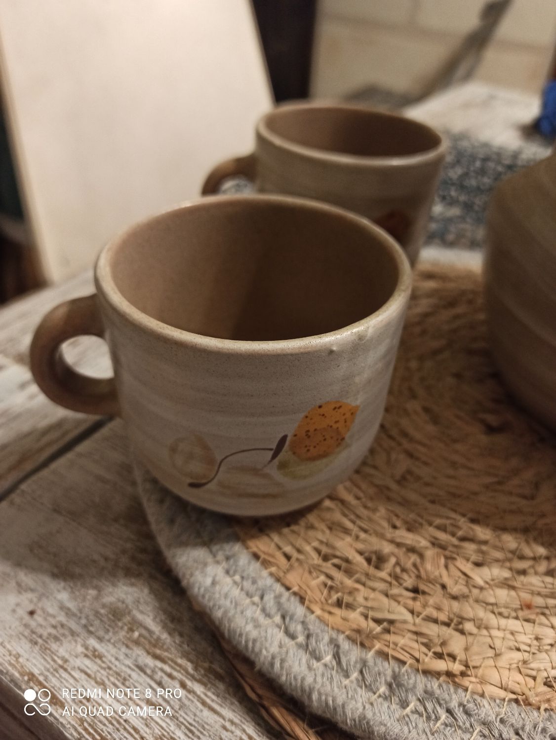 Cafetière et ses deux tasses