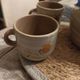 Cafetière et ses deux tasses