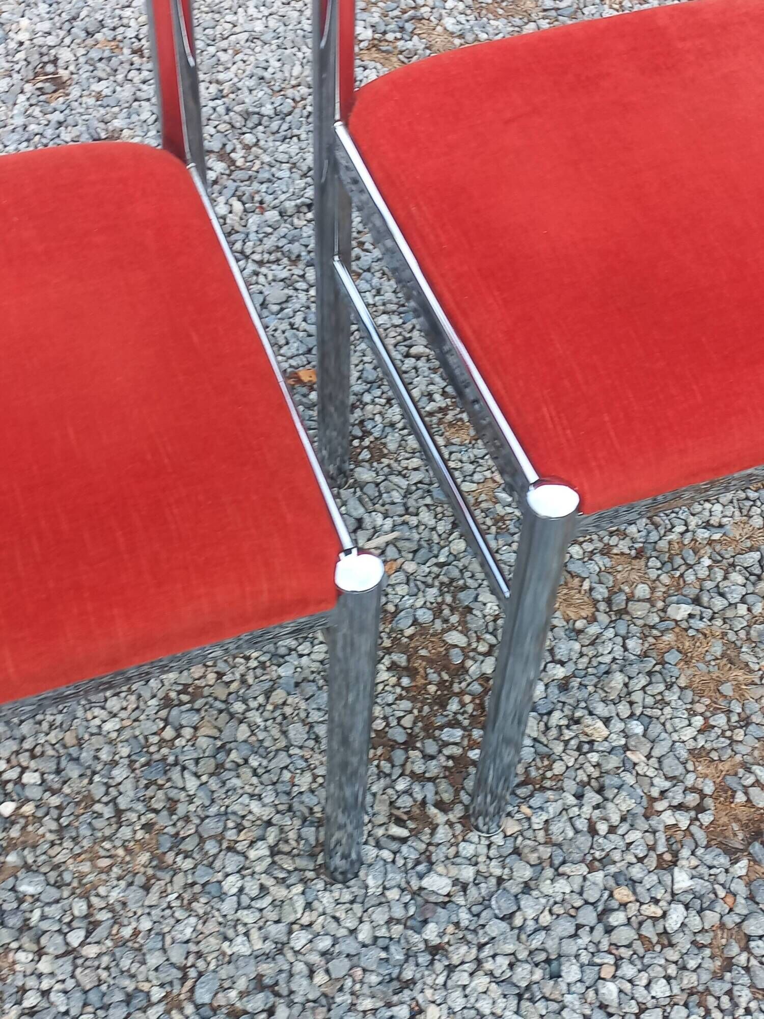 Pair of designer chairs in chrome metal and orange velvet from the 1970s.