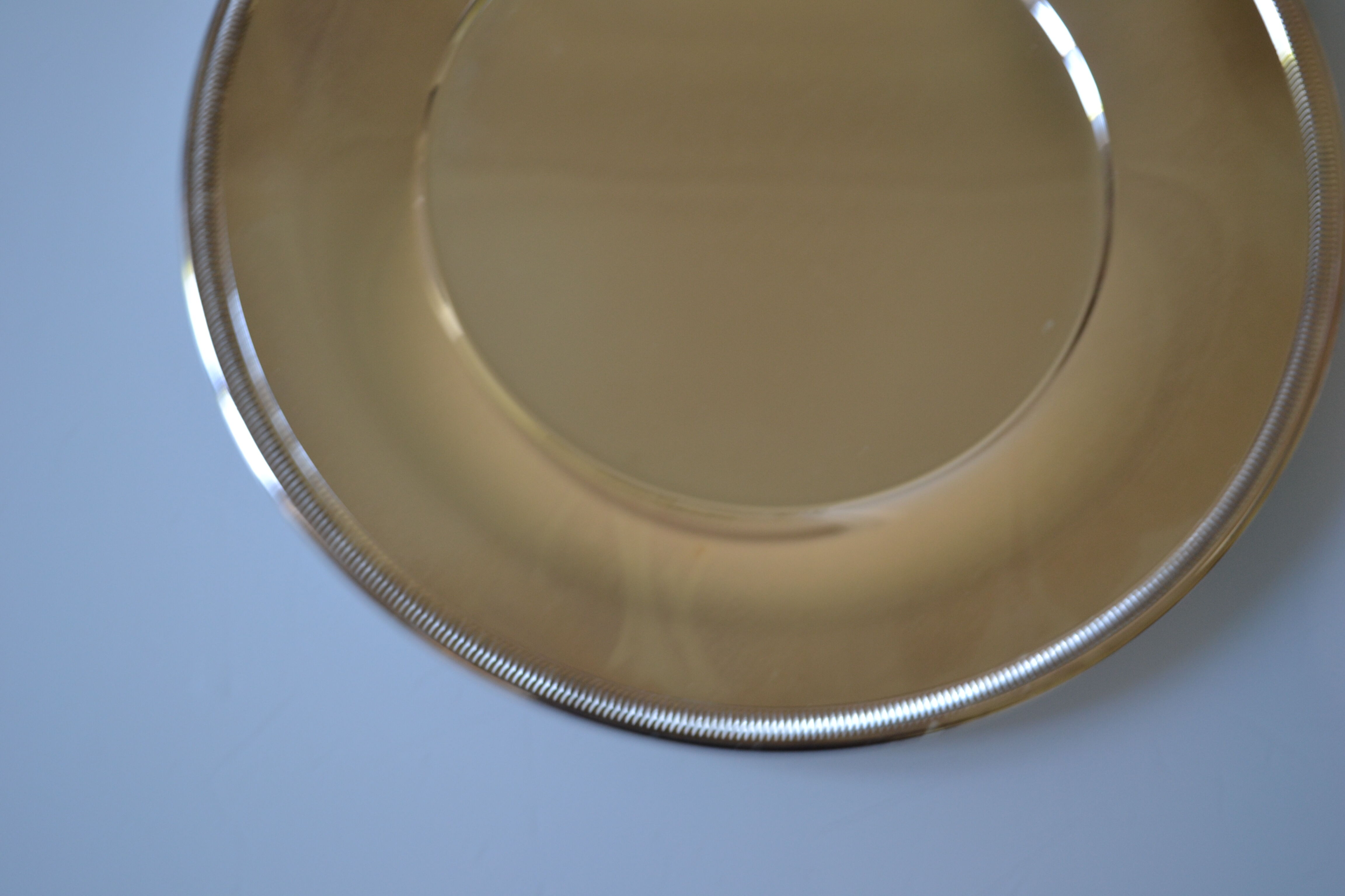 Round silver-plated serving plate or dish, diameter 30 cm.