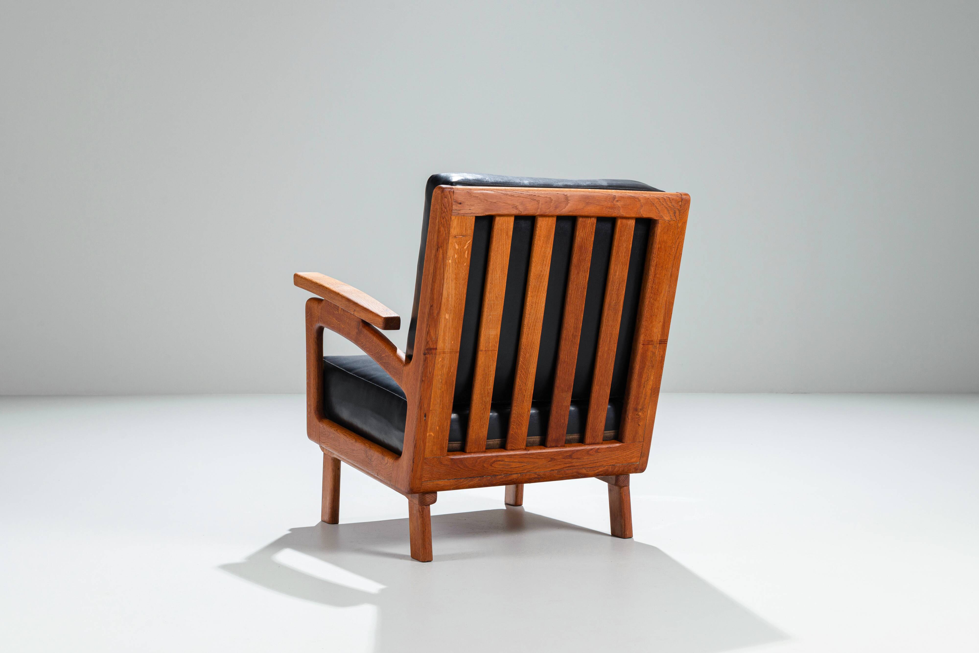 Pair of Belgian lounge chairs in solid oak with leather cushions