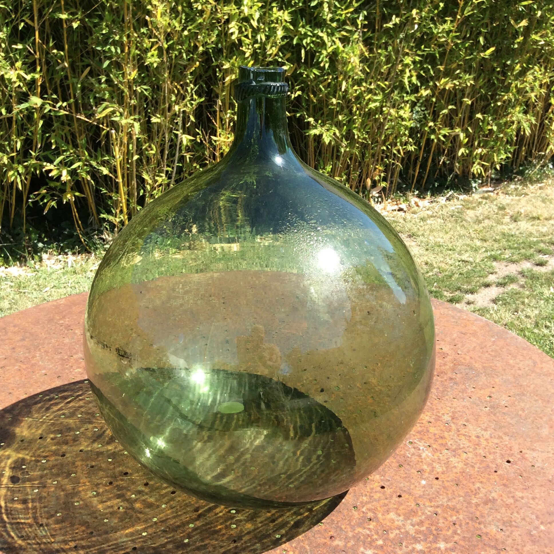 Very imposing demijohn green bombonne