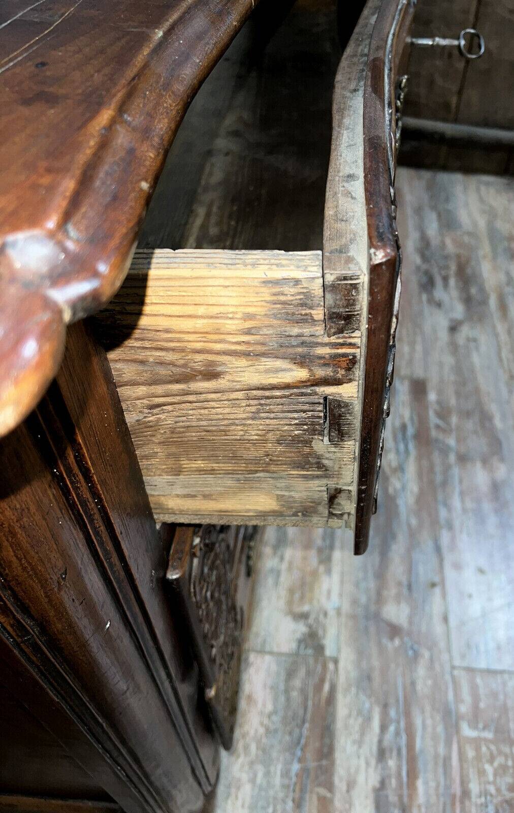 important curved Lyonnaise chest of drawers Louis XV period in solid walnut circa 1750
