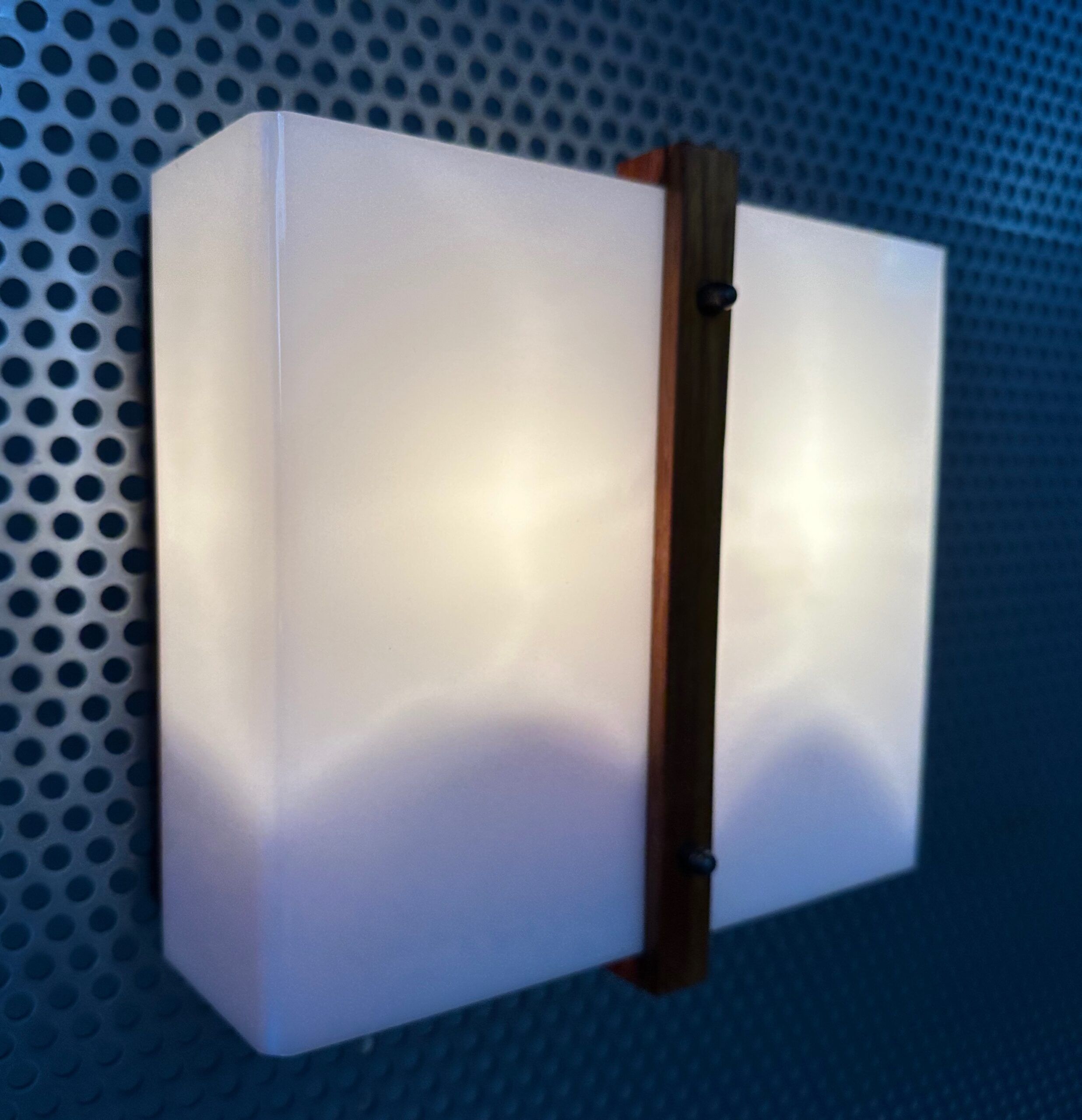 Lampe murale vintage – teck et plexiglas – RAAK