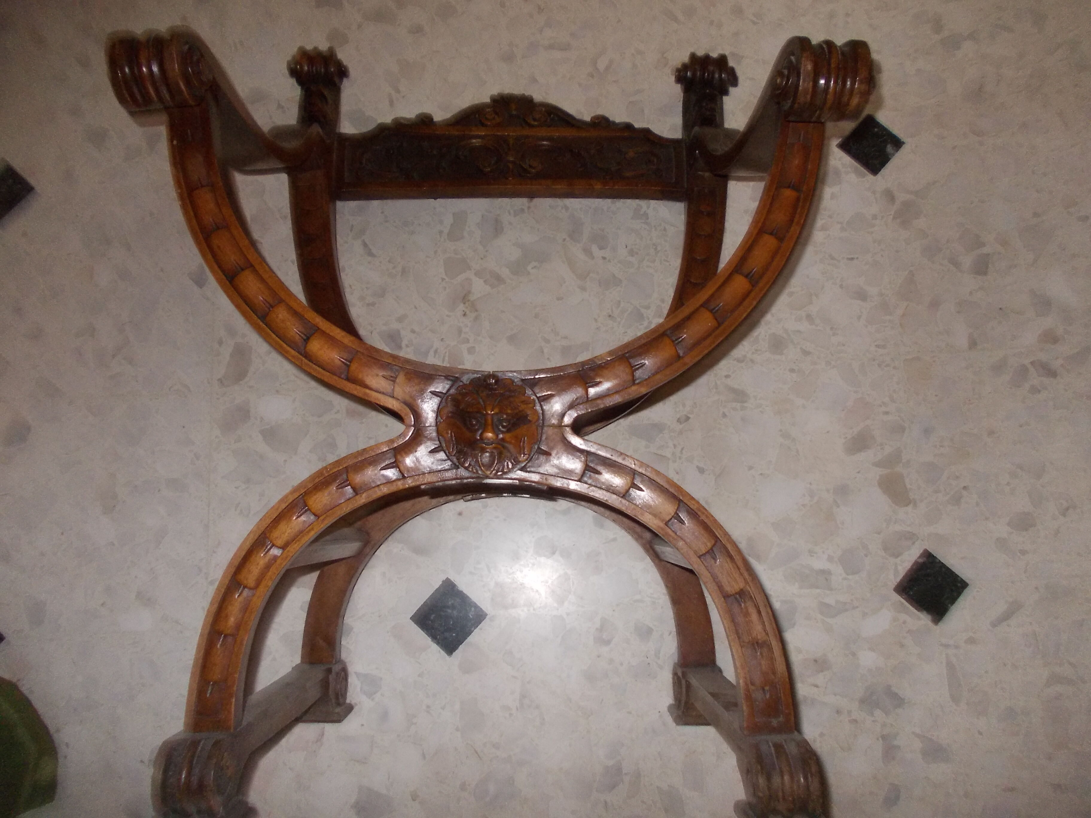 Fauteuil curule dit Dagobert néo renaissance fin XIXe bois clair