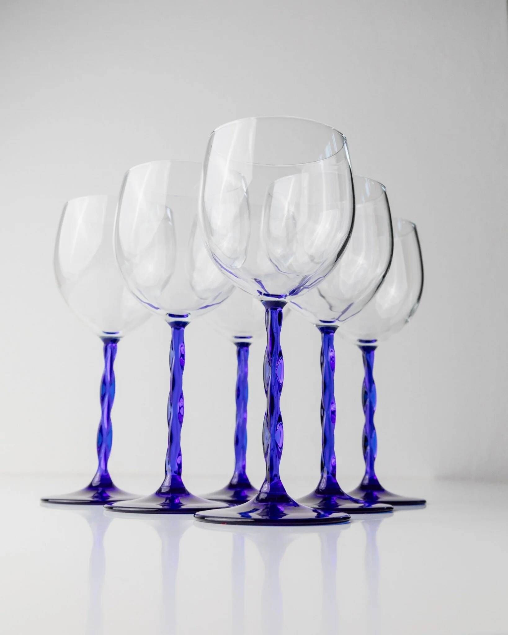 Six cobalt blue Murano glass wine glasses with twisted stems, 1970s Italy, elegant clear bowls