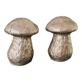 Mushroom pepper shaker