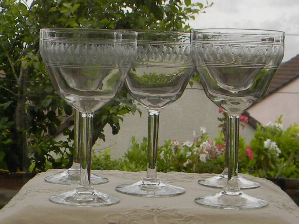 Set of 5 antique water glasses in engraved frieze glass.