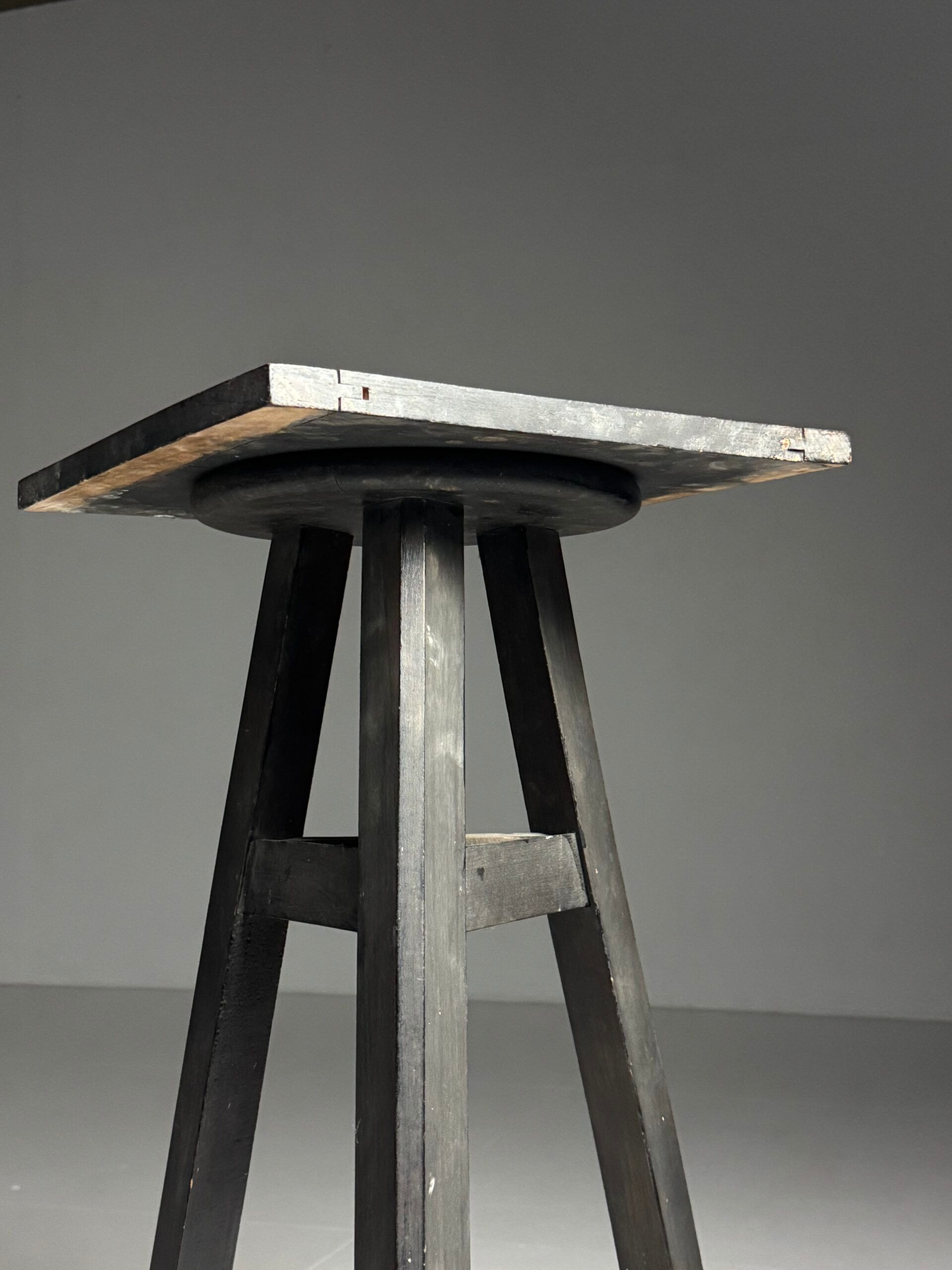 Sculpture stand antique black