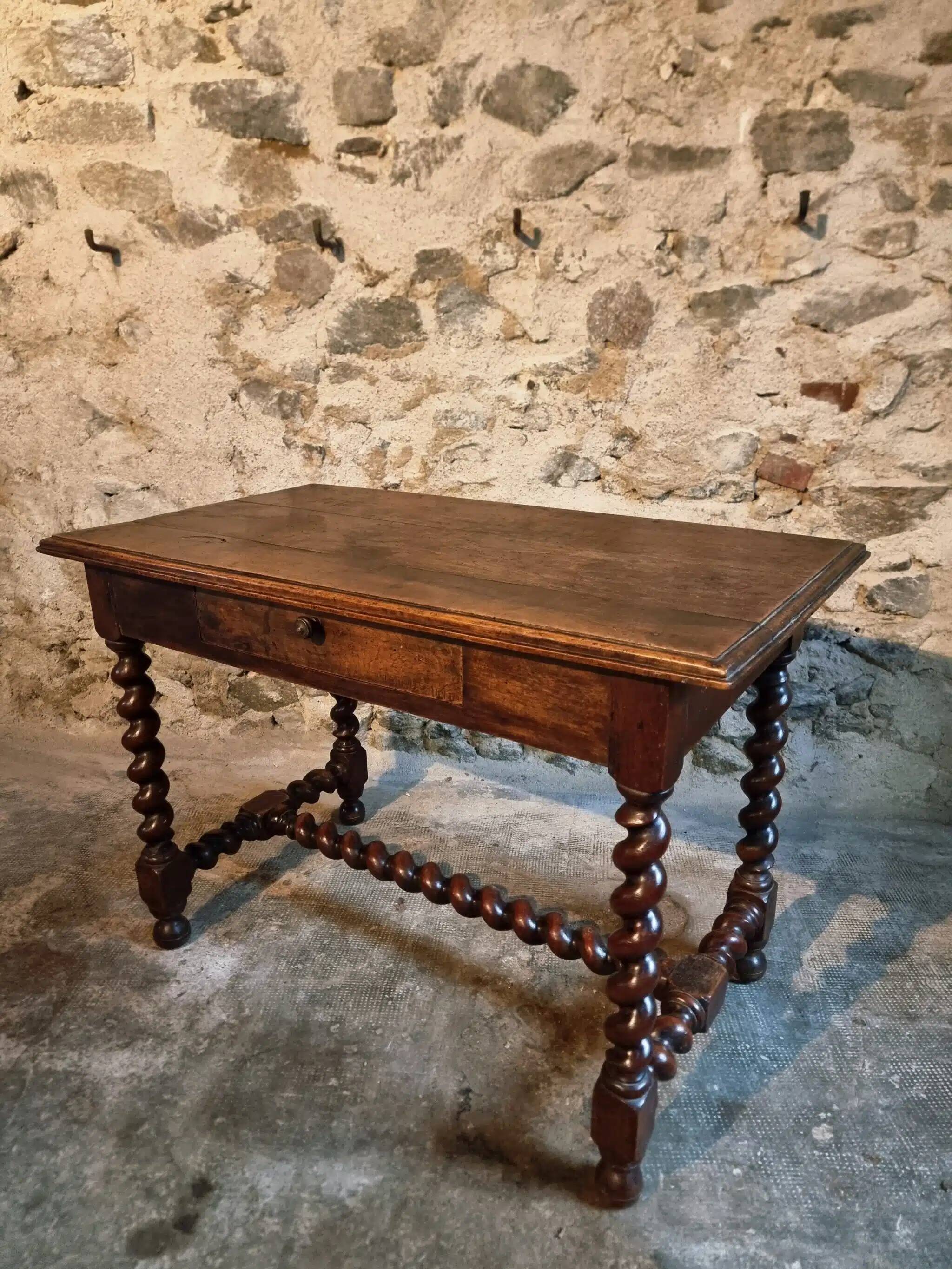 Table française en noyer avec pieds torsadés, fin du XIXe siècle
