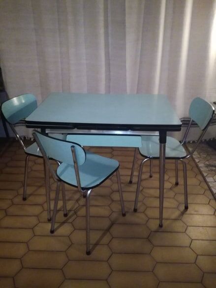 Set table and chairs in formica