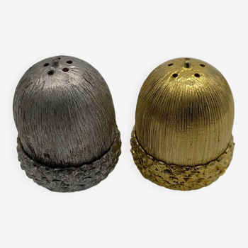 Salt and pepper shaker in silver and gold metal. Mirella. Circa 1960/70.