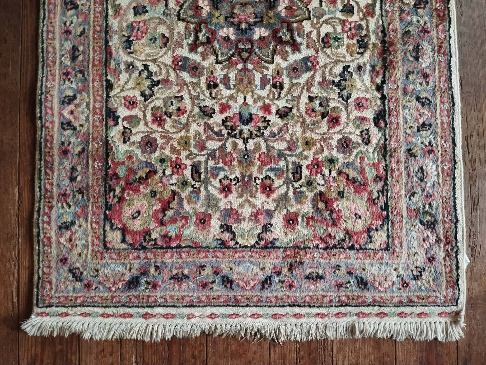 Handmade Pakistani wool and silk rug 122x77cm