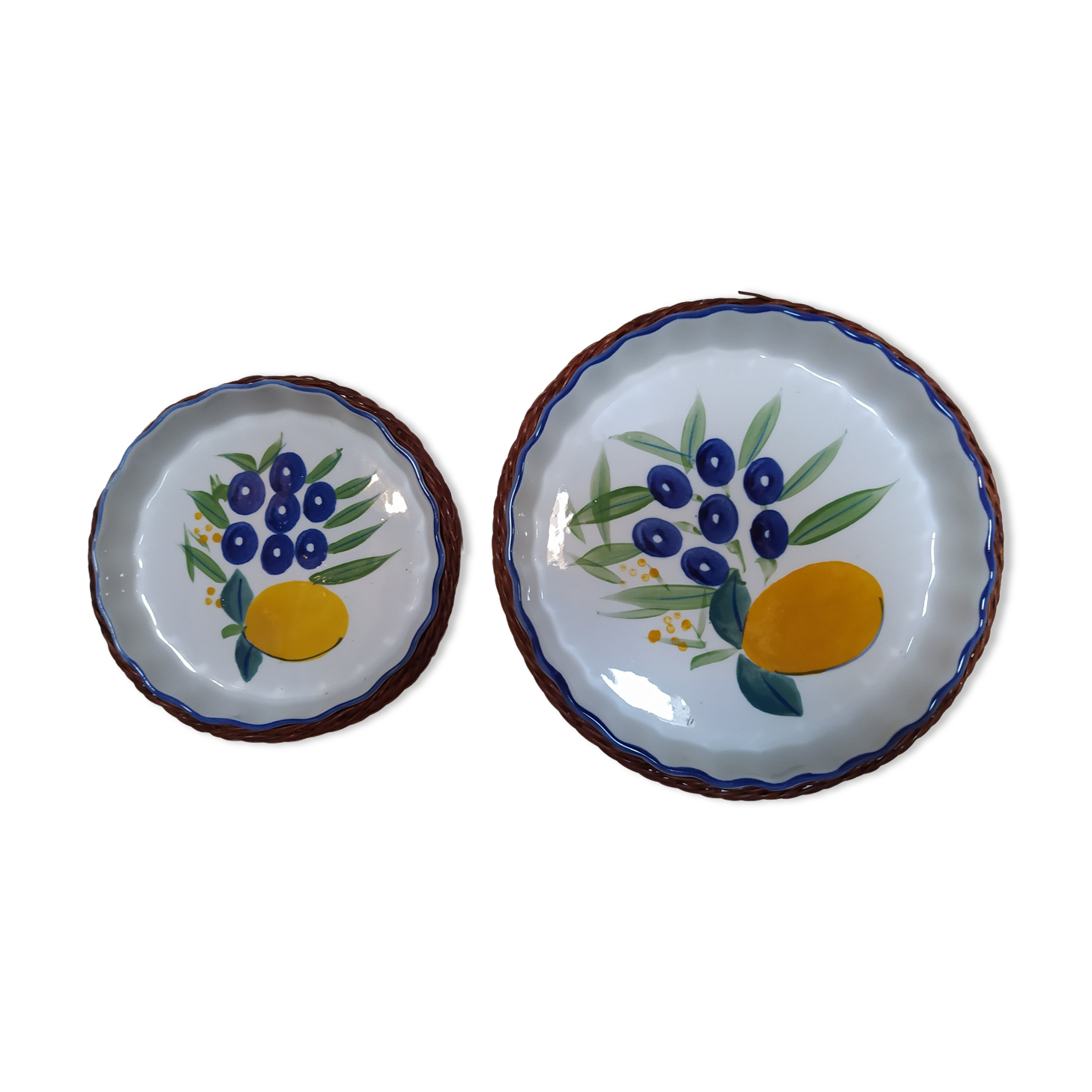 Pair of round dishes for the oven