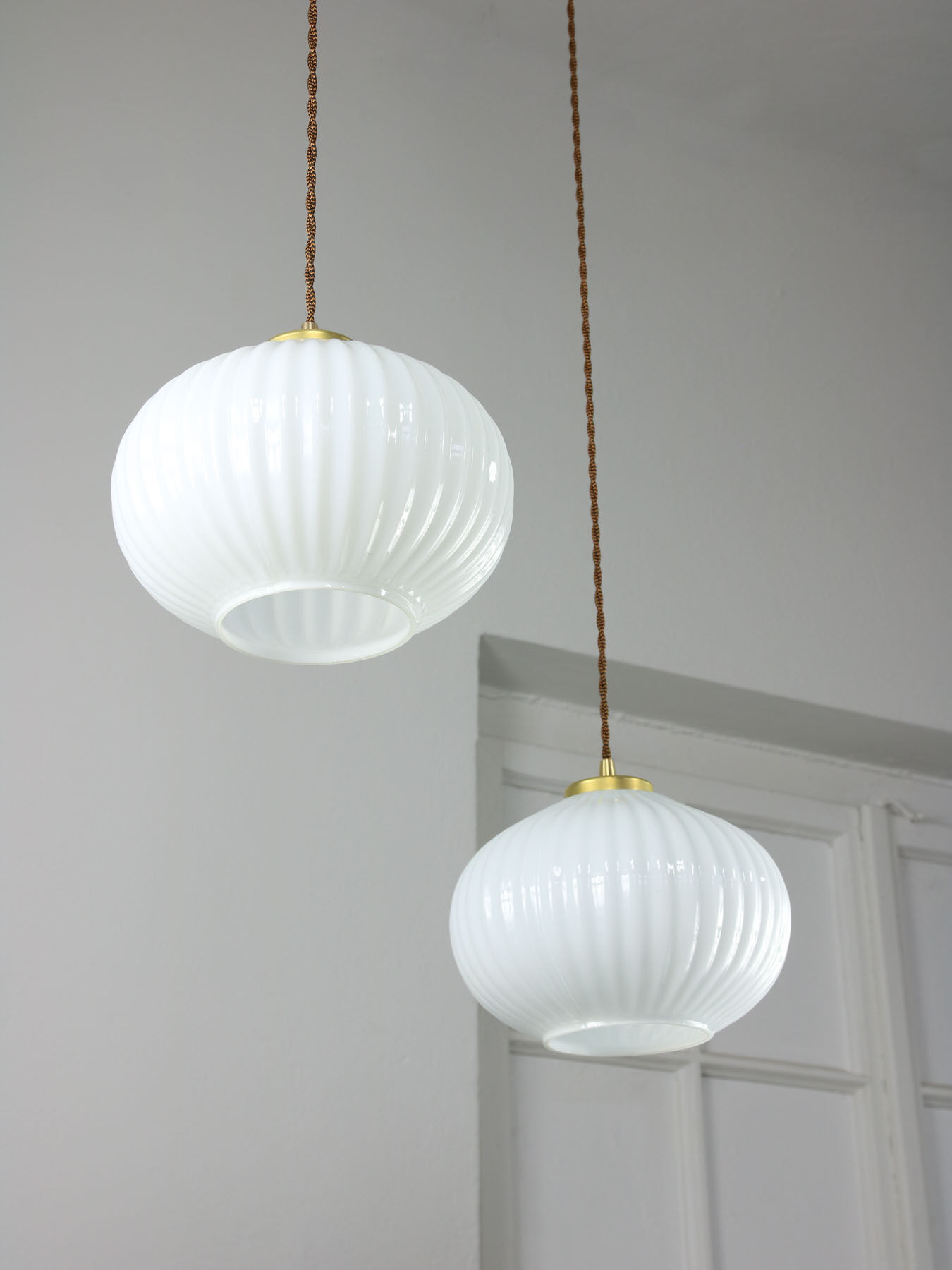 Suspension vintage en verre opalin & laiton