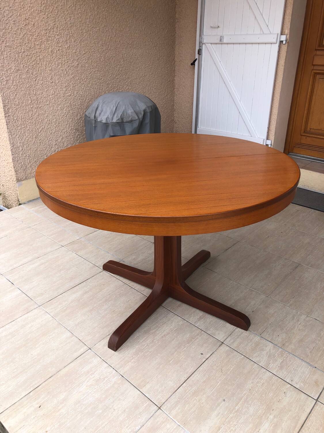 Baumann extendable round table