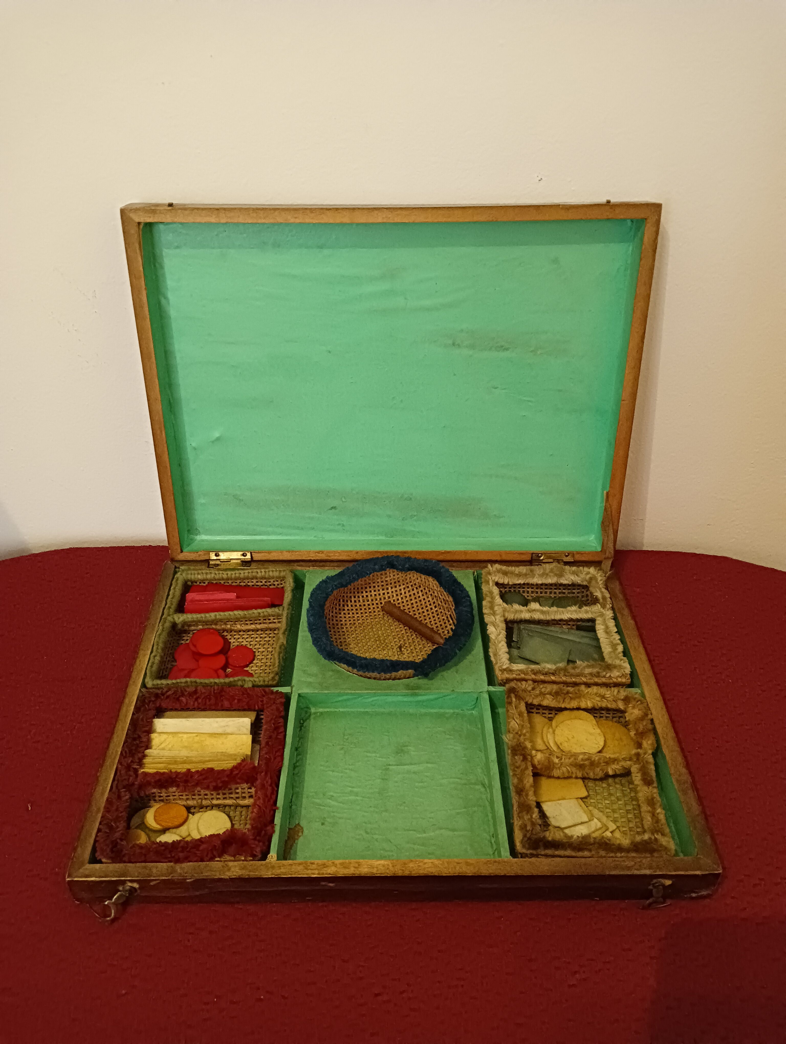 Old mahogany game box with bone tokens, XIXth century