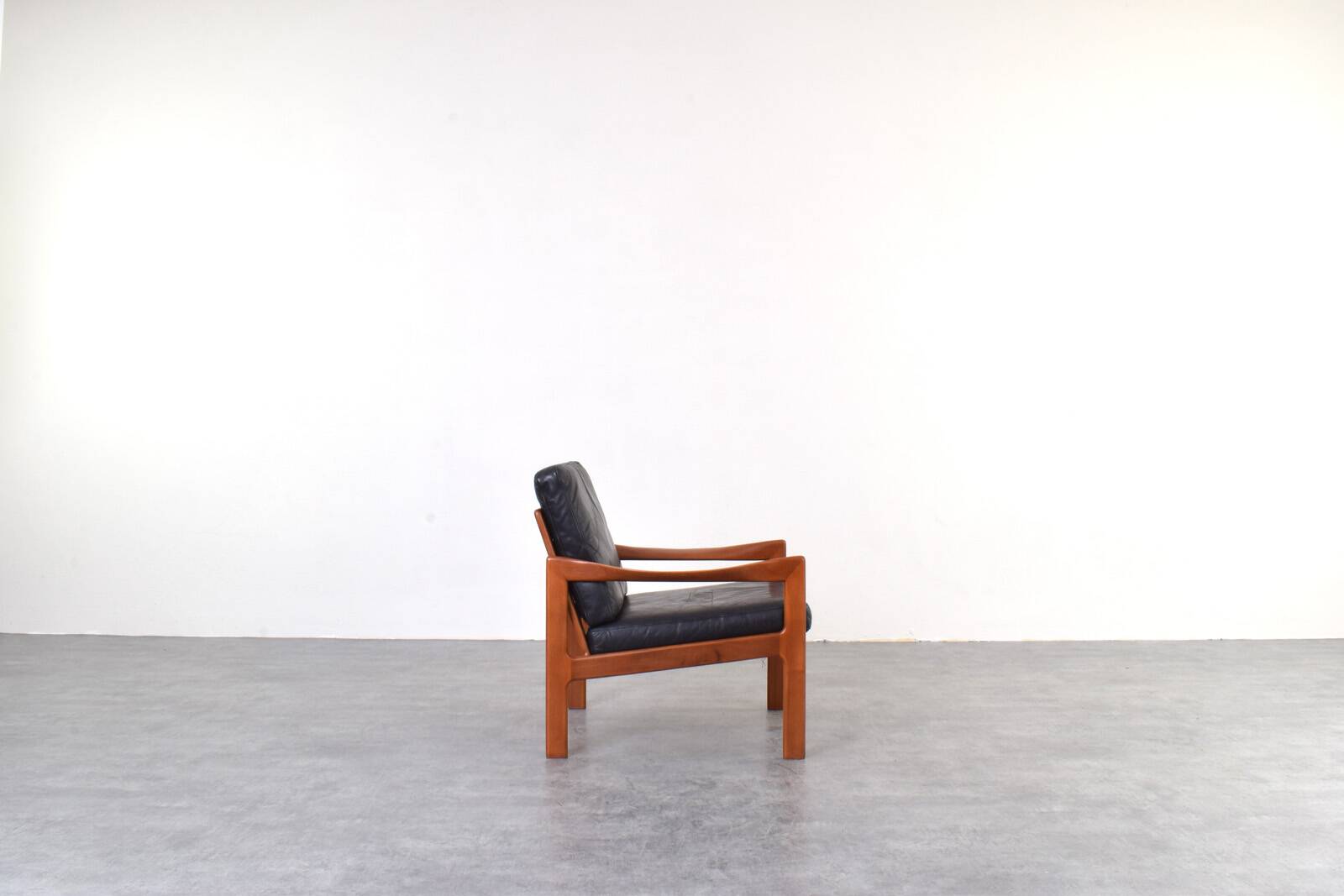 Fauteuil lounge vintage en teck par Illum Wikkelsø pour Niels Eilersen, 1960.