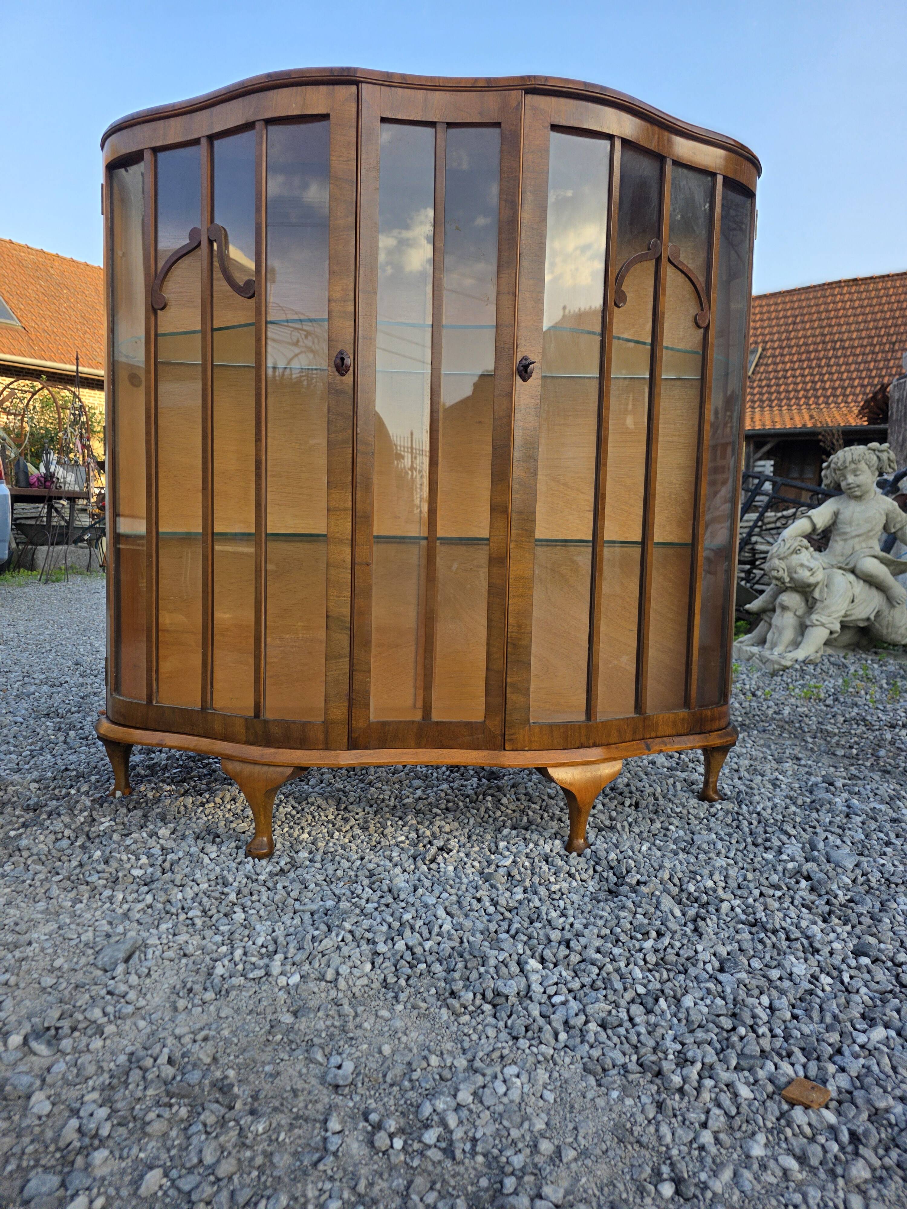 Art Deco display cabinet in walnut from the 1930s.