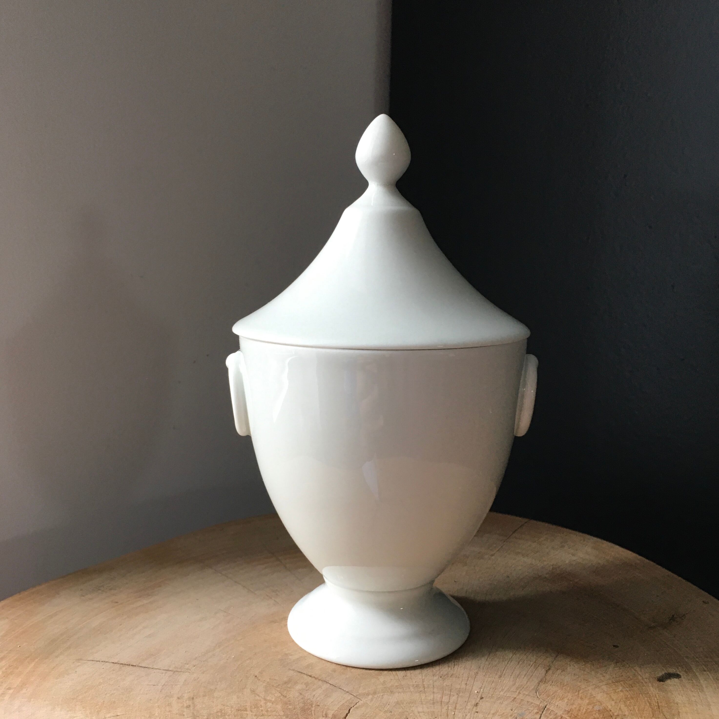 Porcelain urn pot