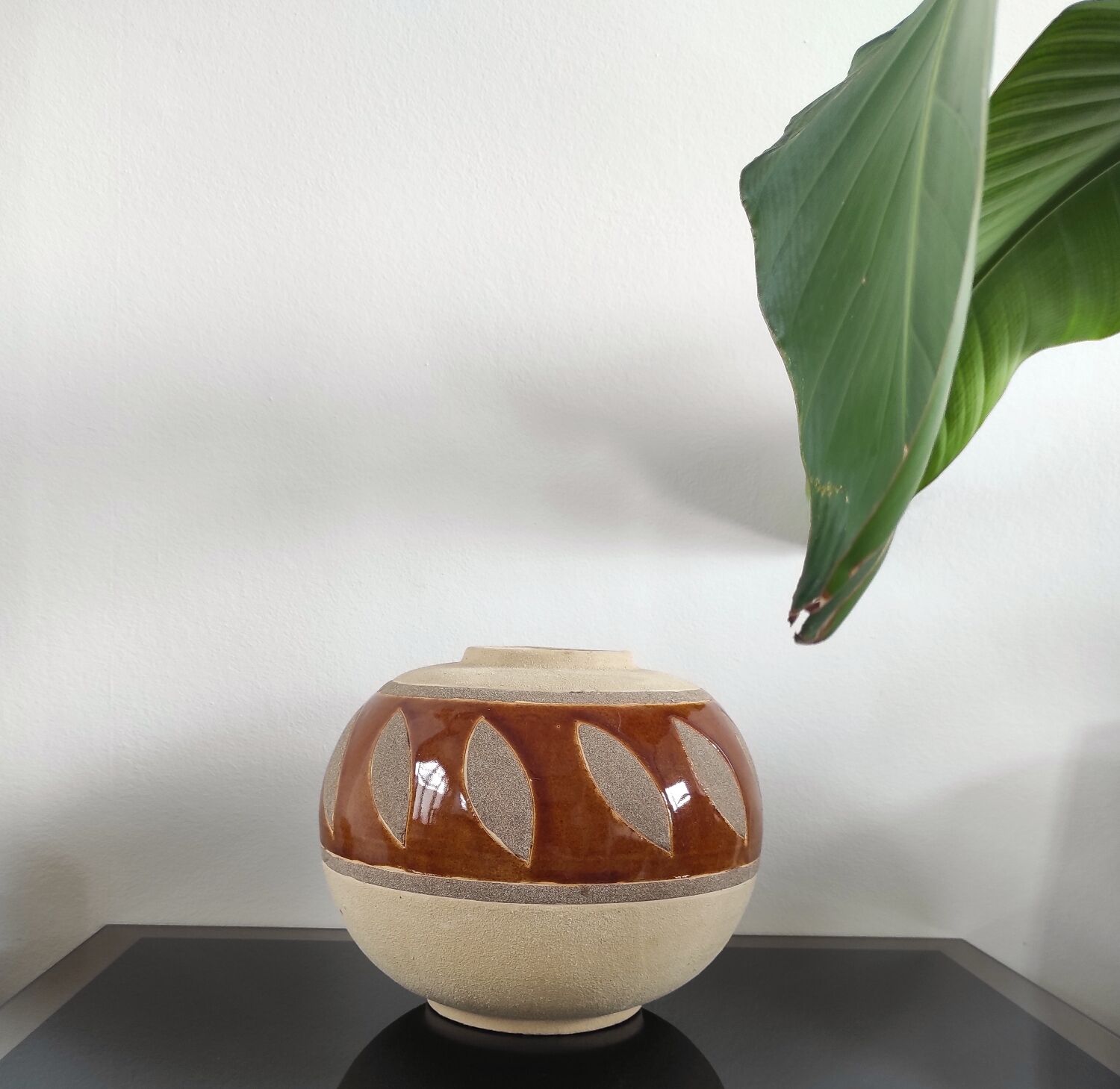 Vintage round vase in artisanal stoneware – Brutalist Design