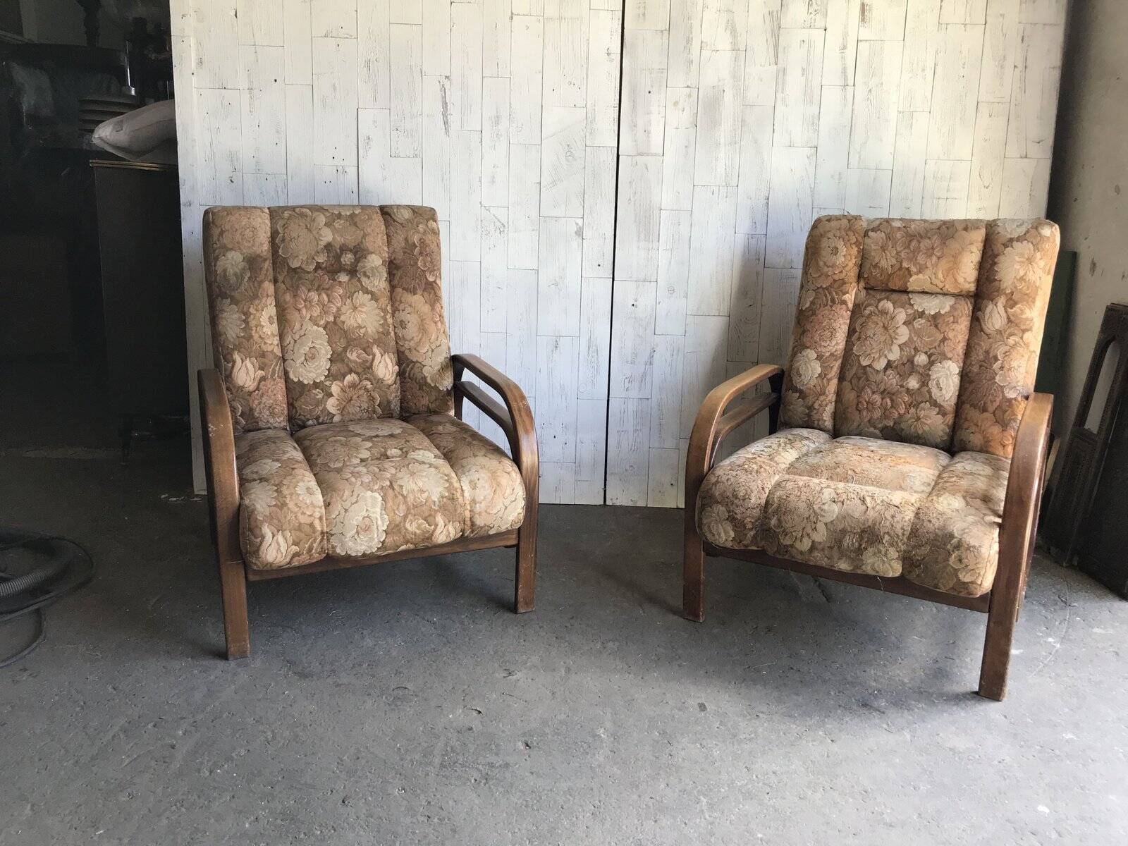 Pair of Art Deco armchairs from the 1930s in brown fabric and carved wood — vintage style