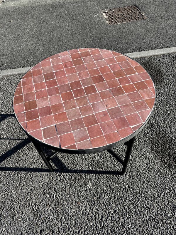 Table basse ronde en zellige terracotta – fabrication artisanale marocaine