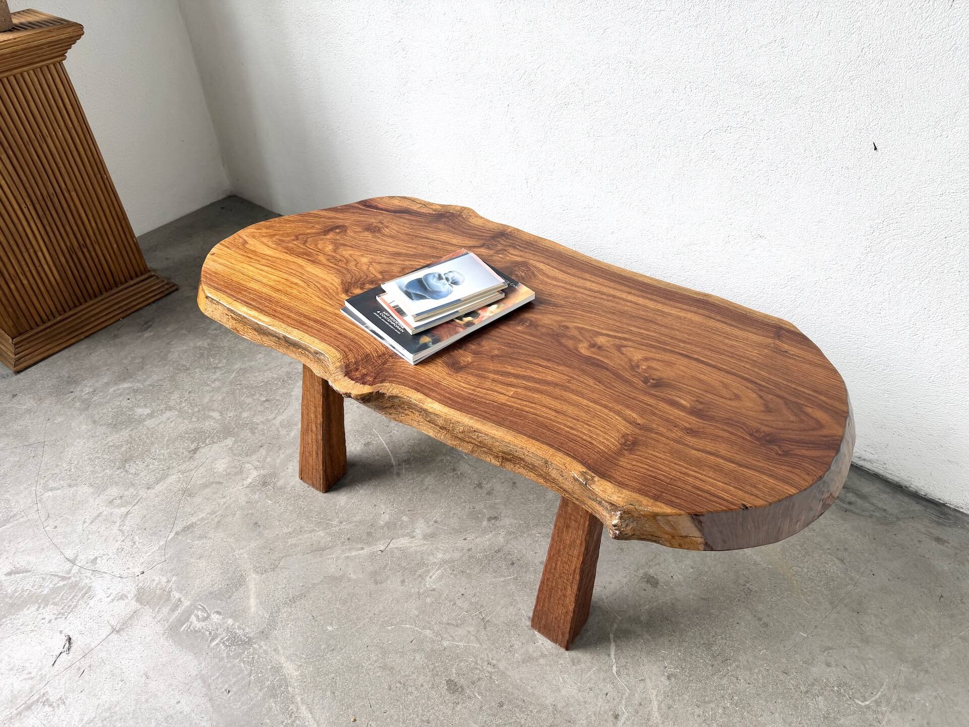 Table basse brutaliste en noyer massif, plateau slab live edge, France