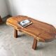 Table basse brutaliste en noyer massif, plateau slab live edge, France