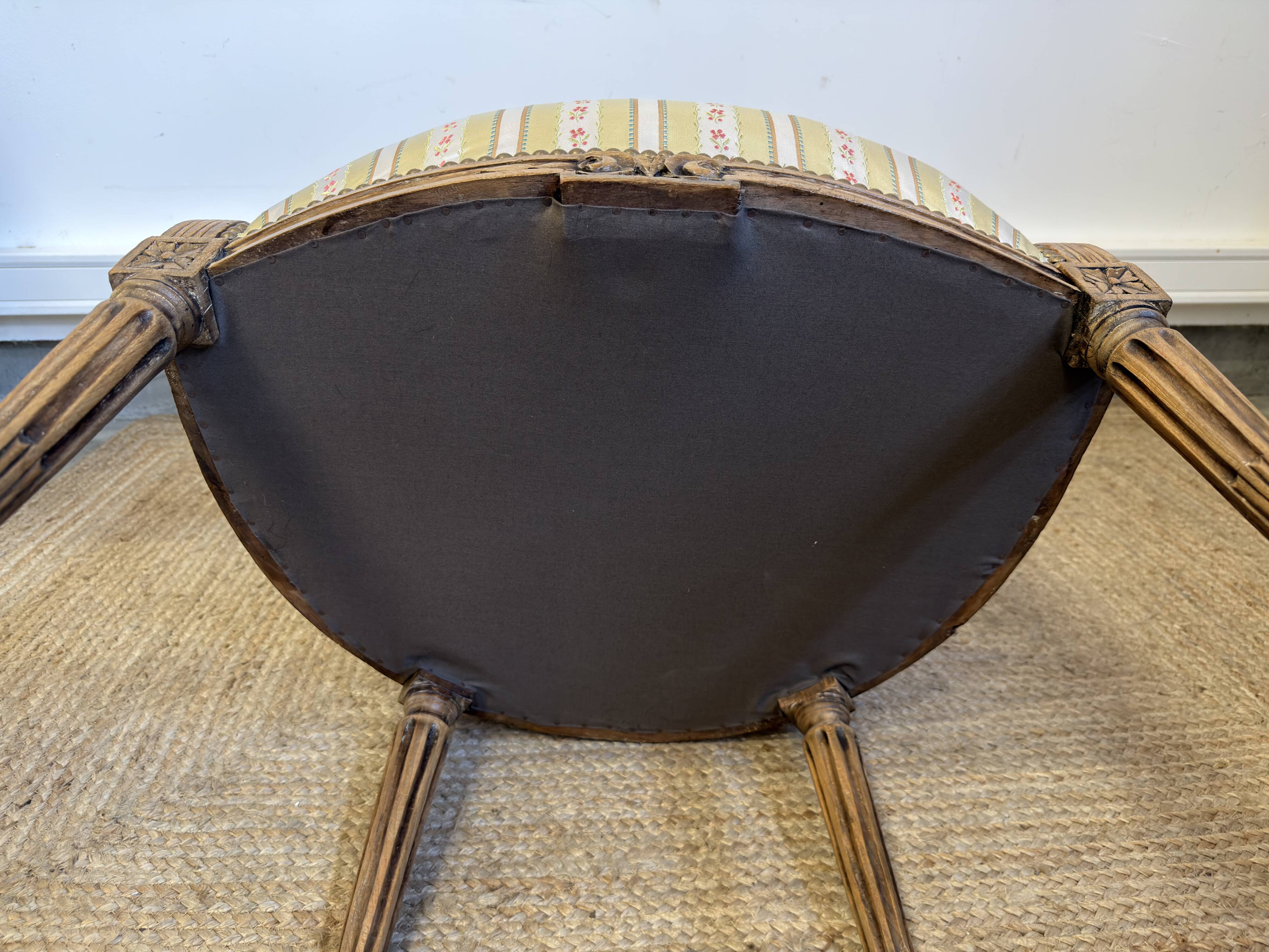 Fauteuil cabriolet médaillon de style Louis XVI