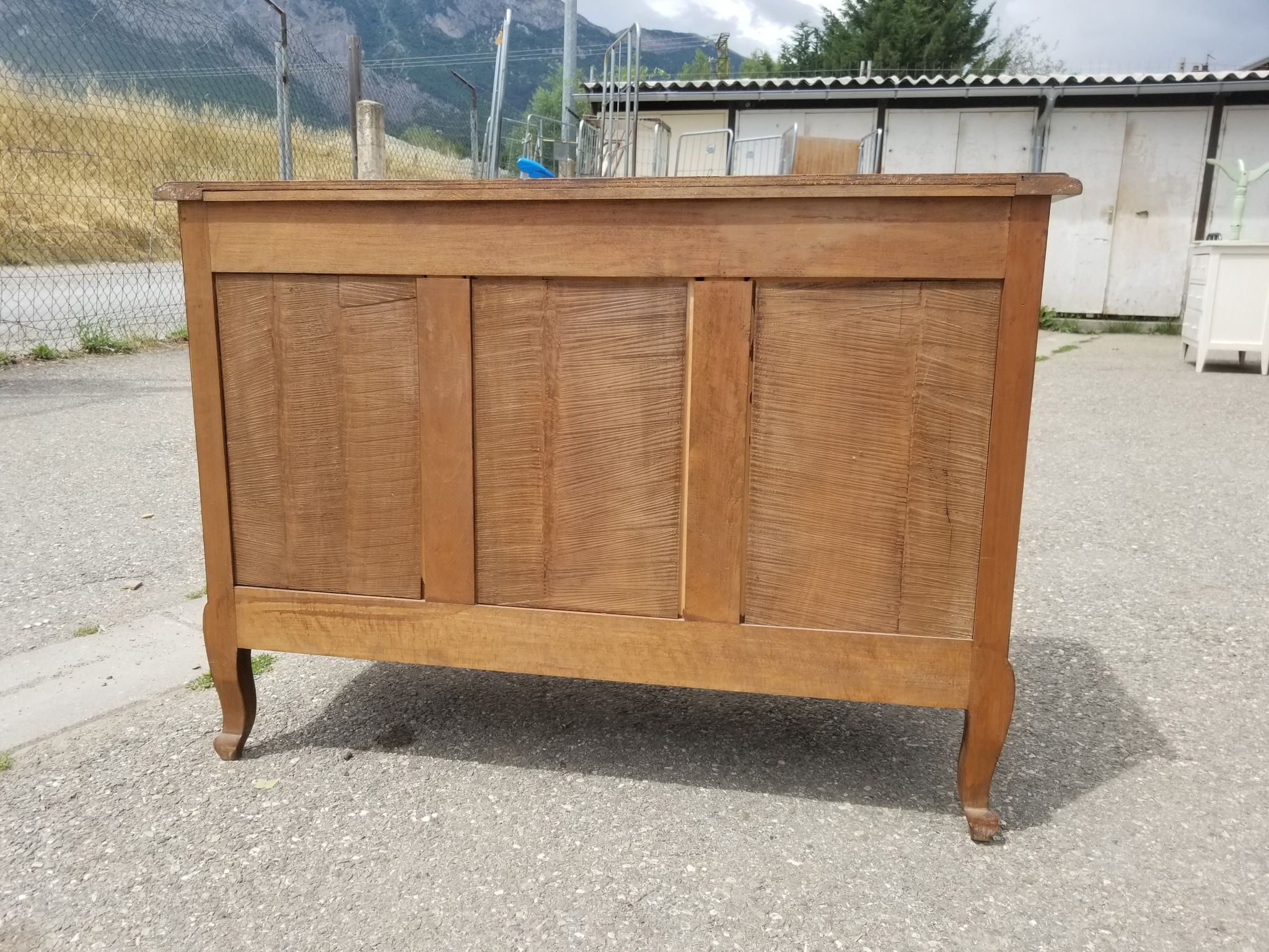 Commode arbalète de style Louis XV 3 tiroirs en noyer