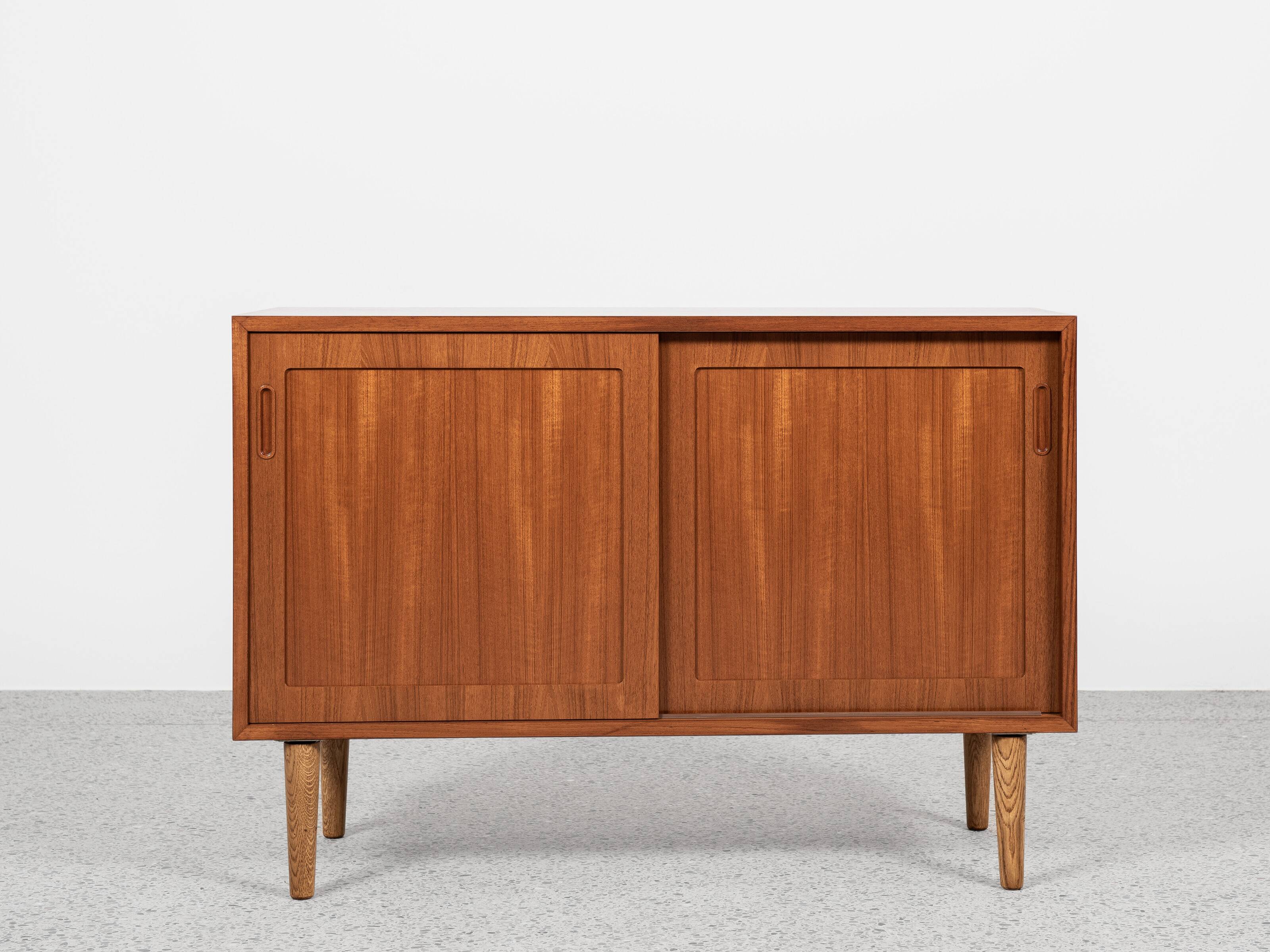 Small Danish sideboard in teak by Hundevad 1960s - 108 cm