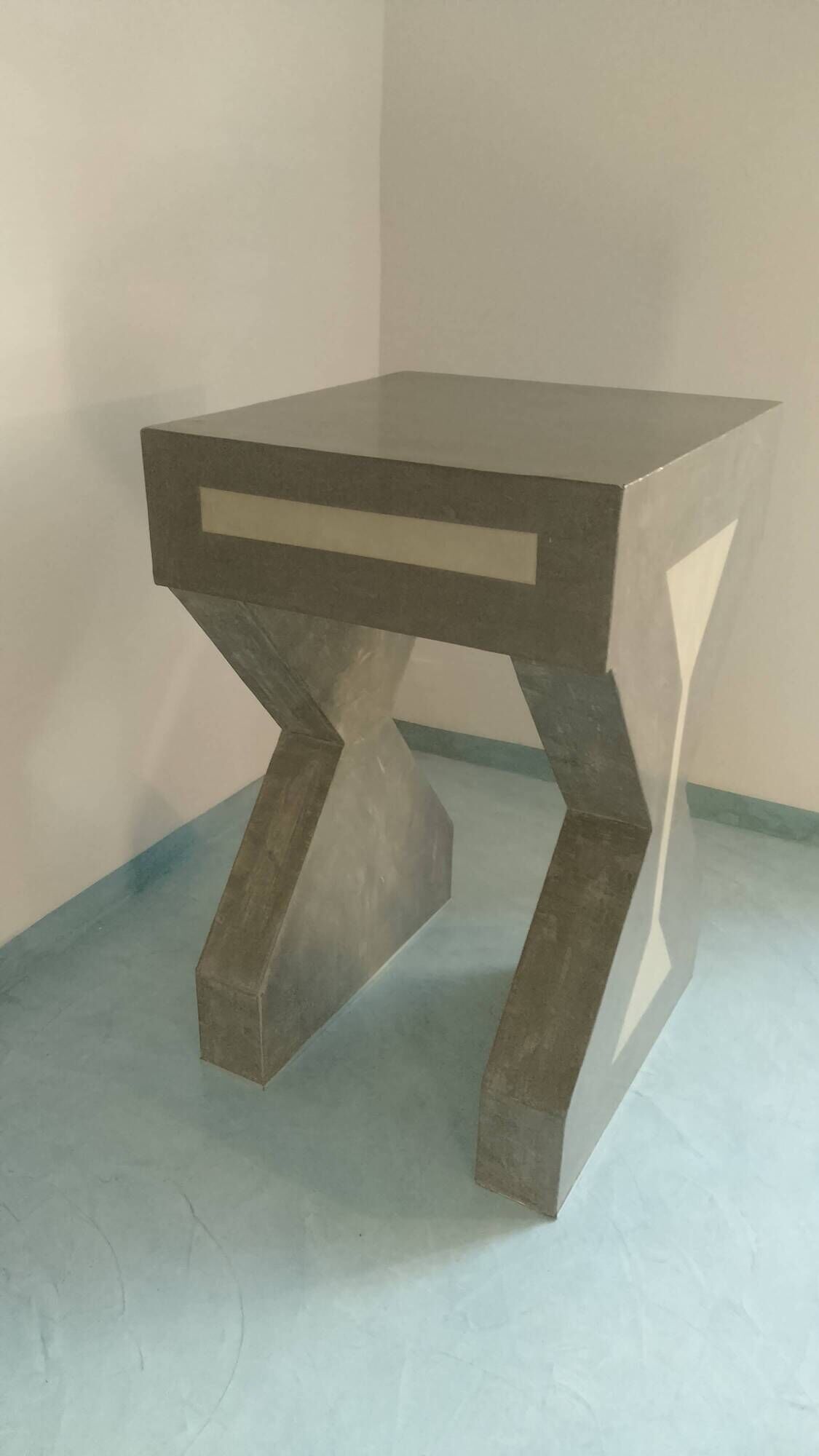 Pedestal / High side table in polished concrete – Unique artisan piece.