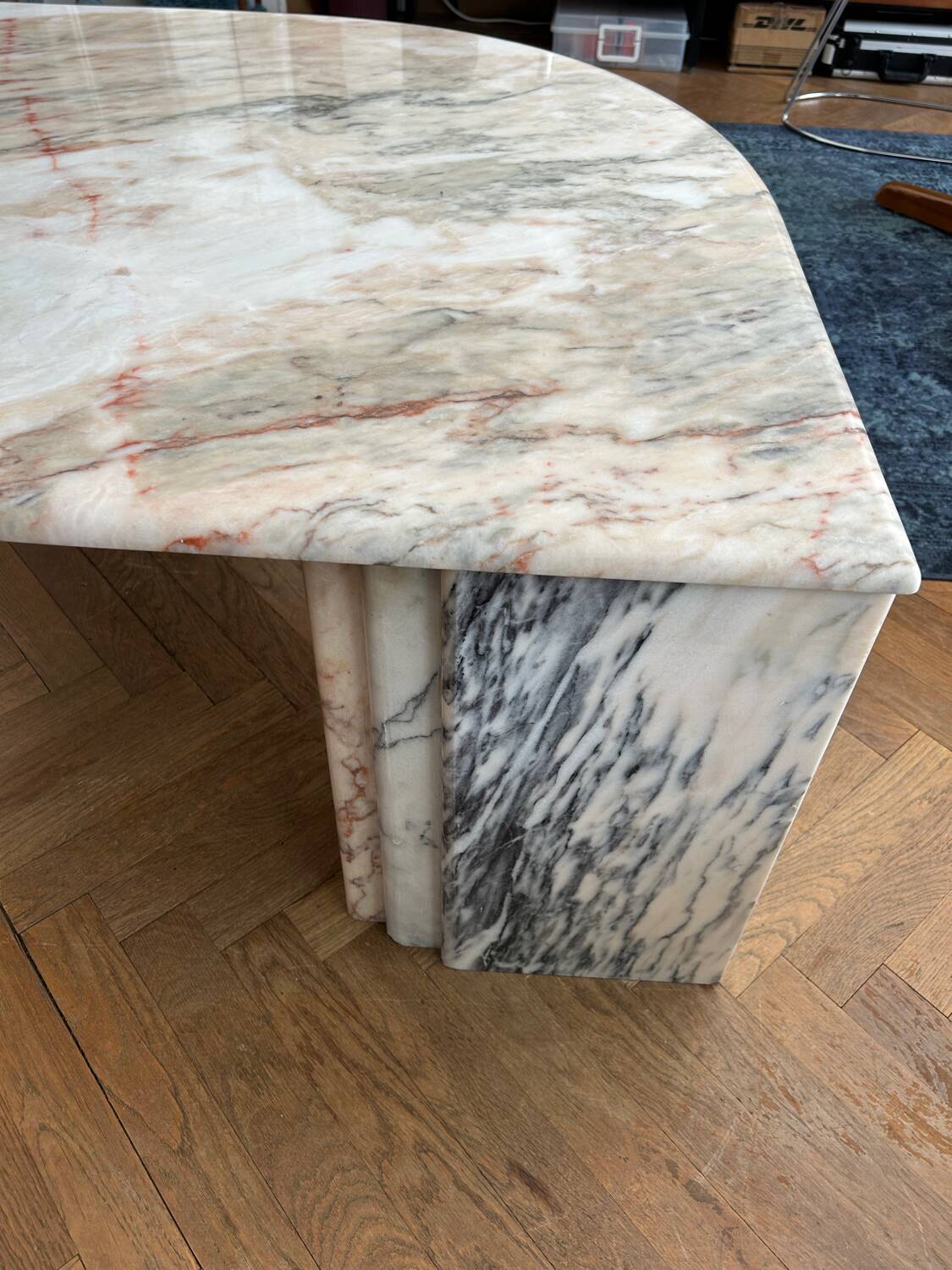 Table basse en marbre design goutte d’eau année 70