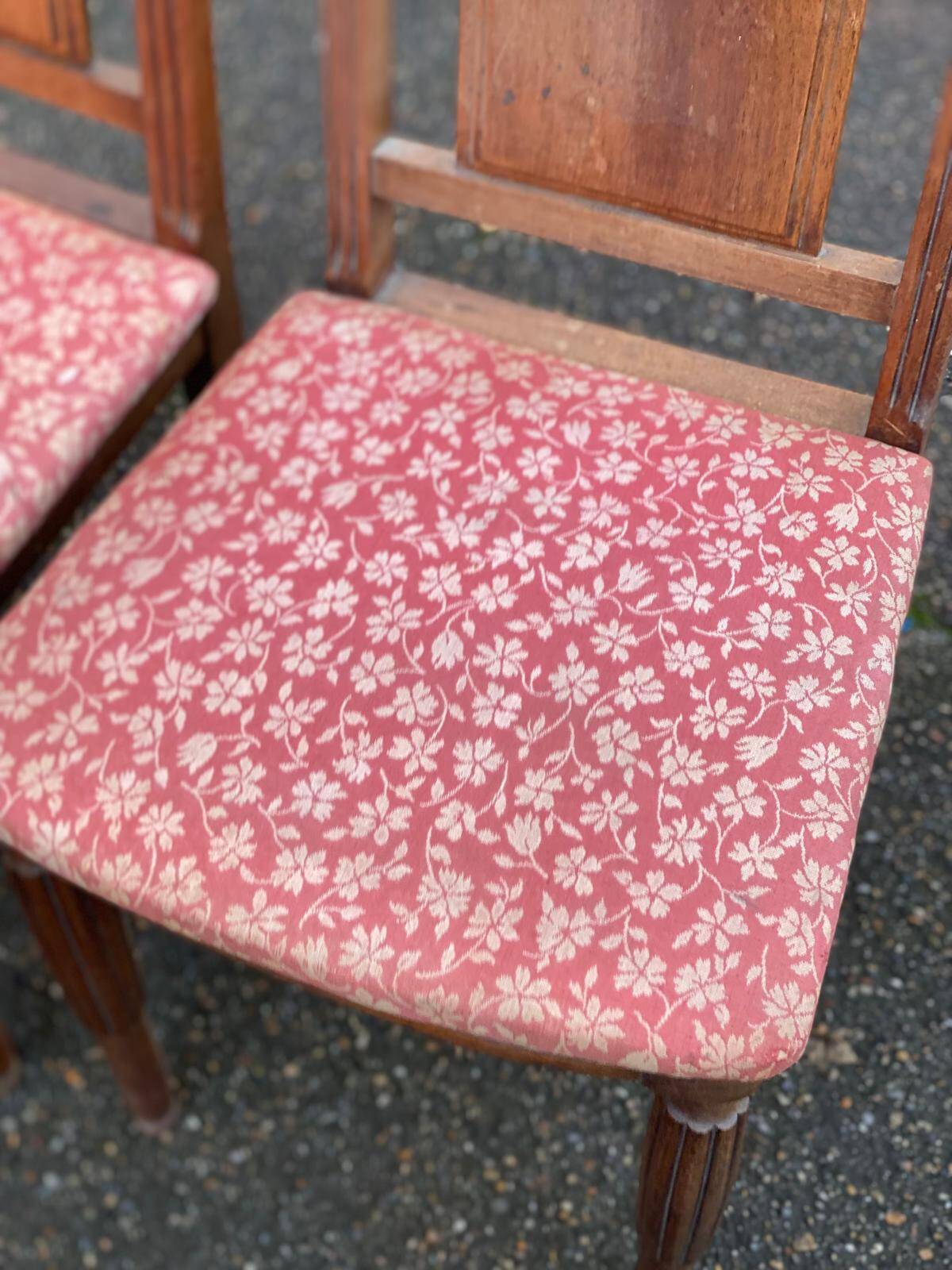 2 chaises sculptées en bois massif et tissu art déco 1950