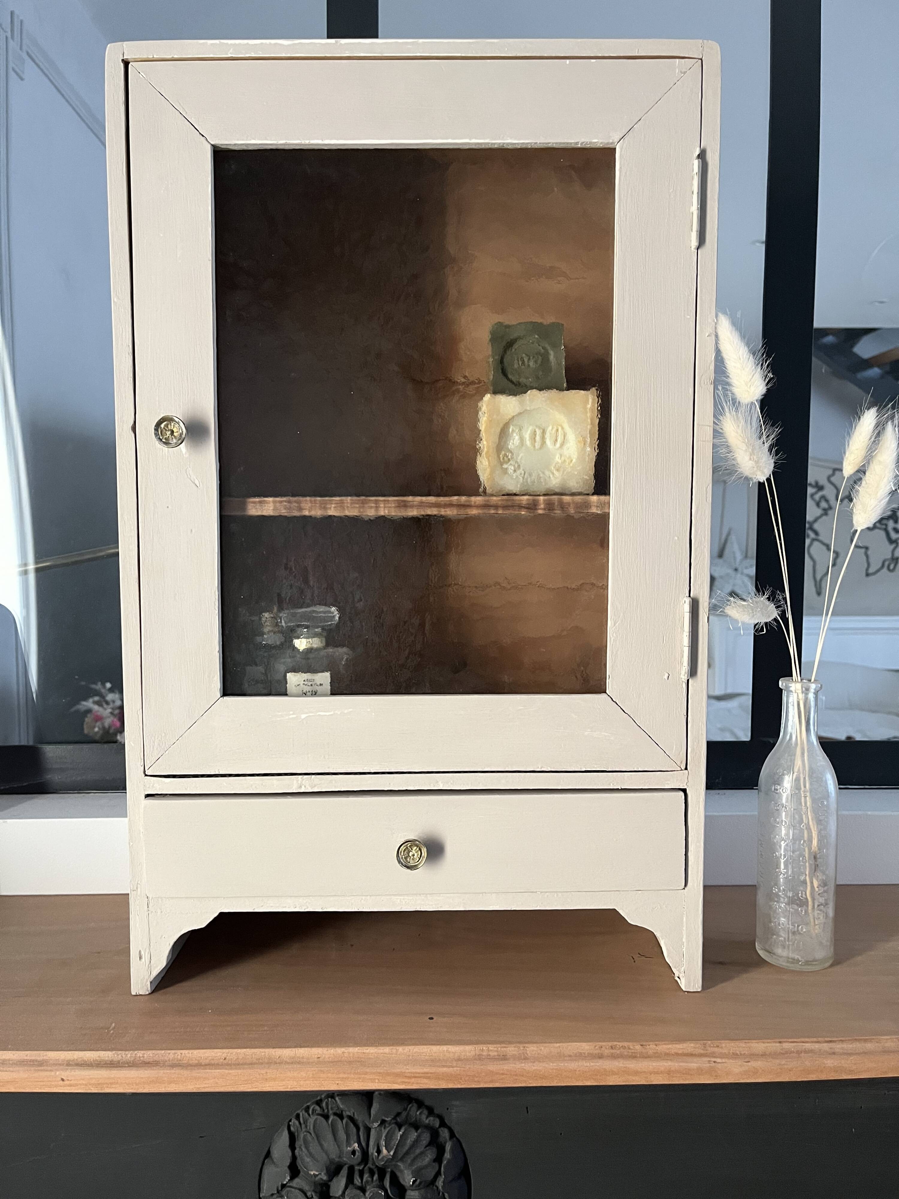 Armoire à pharmacie