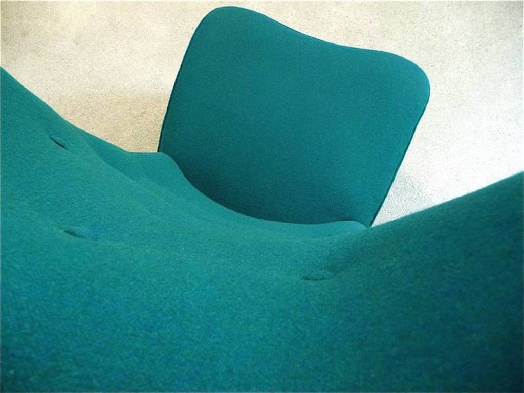 Chaise à dossier haut en forme de pantoufle italienne attribuée à Paolo Buffa, années 1950.