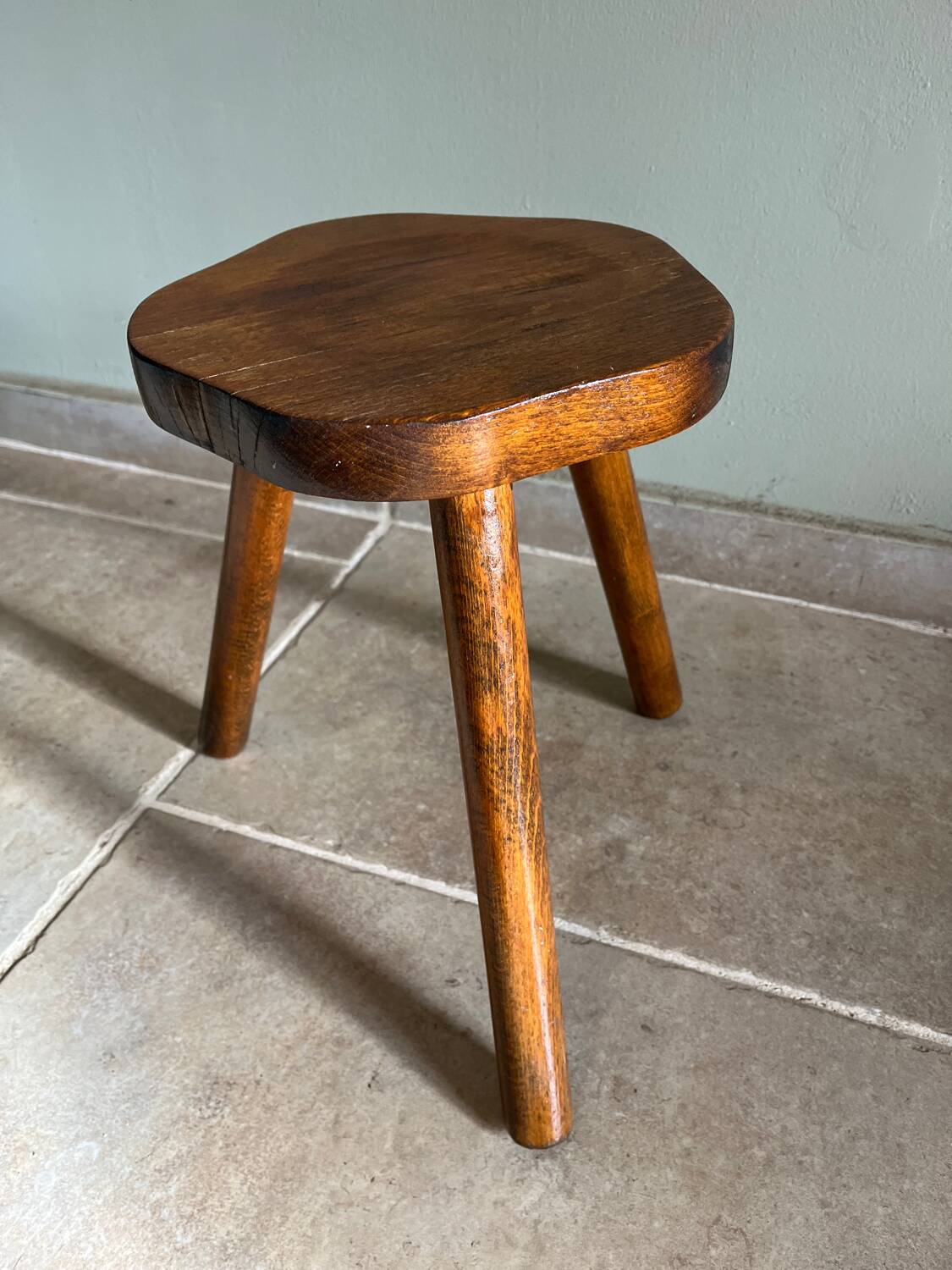 Tabouret tripode 