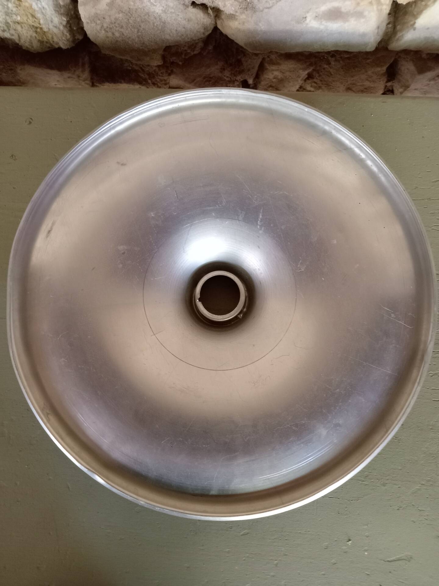 Wall-mounted disc light